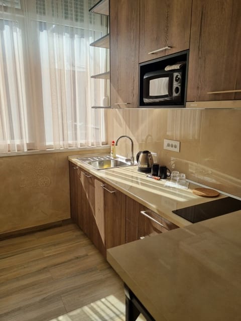 Deluxe Room, Multiple Beds | Private kitchen | Shared fridge, microwave, paper towels