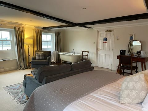 Deluxe Double Room | Iron/ironing board, free WiFi