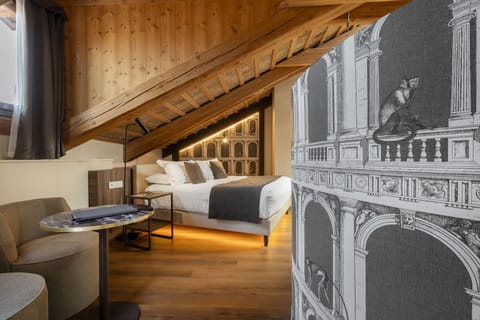 Deluxe | Down comforters, minibar, in-room safe, desk