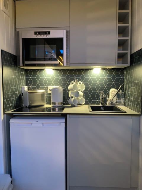 Cabin (ROYAL SNUG) | Laptop workspace, bed sheets