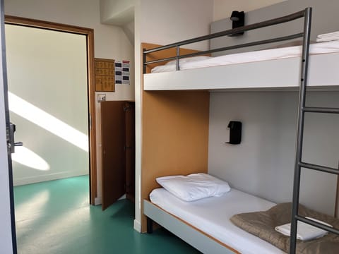 Private Room 2 Beds with Shower | Bed sheets