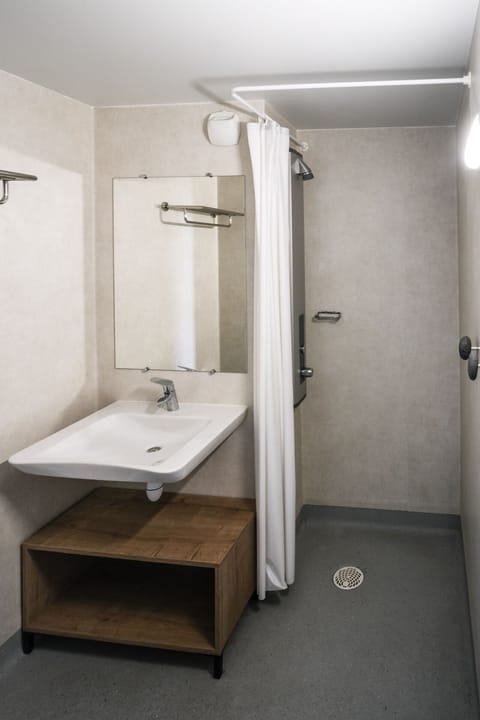 Triple Room with Ensuite Bathroom | Bathroom | Shower