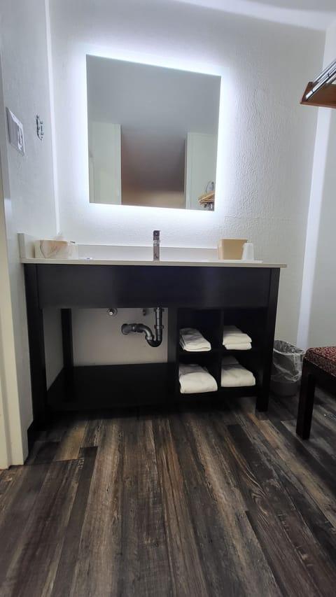Classic Room | Bathroom | Combined shower/tub, hydromassage showerhead, hair dryer, towels