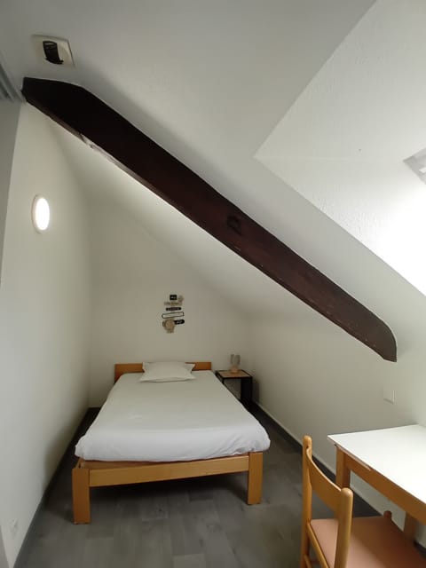 Single Room with Shared Bathroom | Bed sheets