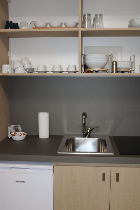 Deluxe Room | Private kitchenette | Electric kettle, cookware/dishes/utensils, dining tables