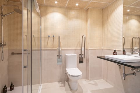 Superior Triple Room | Bathroom | Free toiletries, hair dryer, bidet, towels