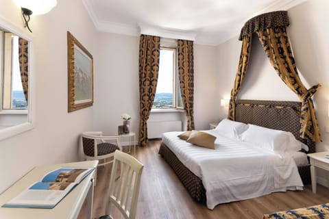 Hypo-allergenic bedding, minibar, in-room safe, desk