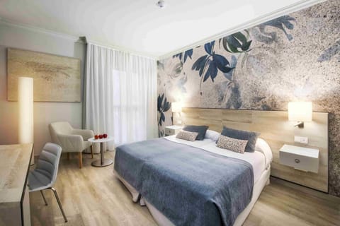 Double Room | In-room safe, desk, laptop workspace, blackout drapes