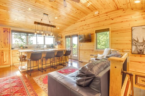 Mountain Home Vacation Rental | 2BR | 2BA | 1,248 Sq Ft | Stairs Required