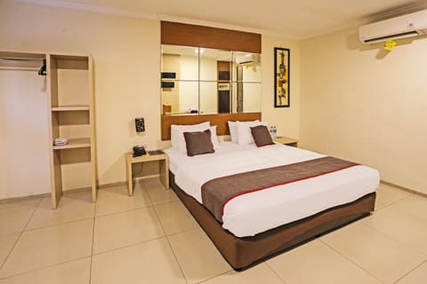 Senior Double Room | Free WiFi, bed sheets