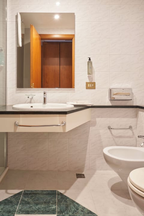 Shower, rainfall showerhead, free toiletries, hair dryer