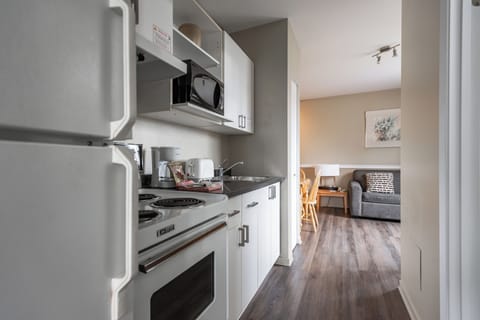 Suite, 1 Queen Bed with Sofa bed | Private kitchen | Fridge, microwave, coffee/tea maker, toaster