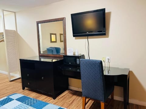 Basic Suite, 1 Queen Bed, Private Bathroom | Desk, free WiFi, bed sheets