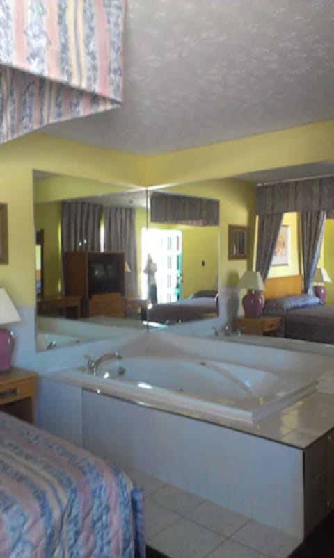 Standard Room, 1 Queen Bed, Jetted Tub | Deep soaking bathtub