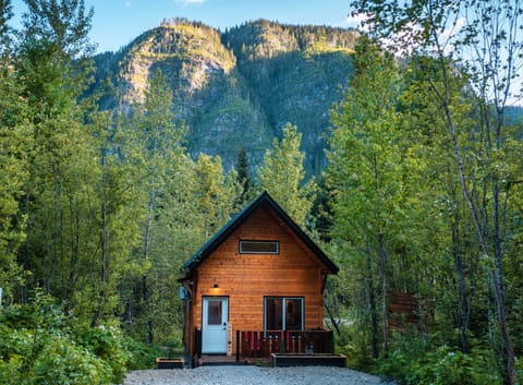 Front of Luna Lodge with Mount MacPherson shoulder in the background