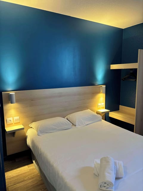 Standard Room, 1 Double Bed | Desk, blackout drapes, free WiFi, bed sheets