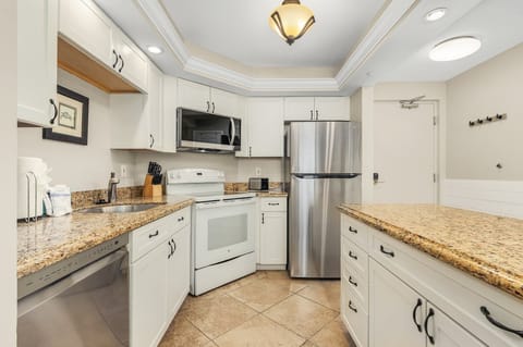 Condo, 2 Bedrooms | Private kitchen | Fridge, oven, coffee/tea maker