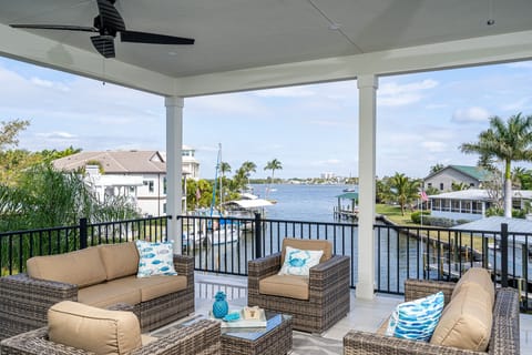 House, 5 Bedrooms | Balcony