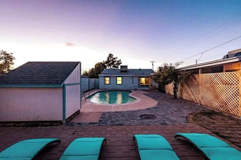 Amazing huge pool, relaxing environment