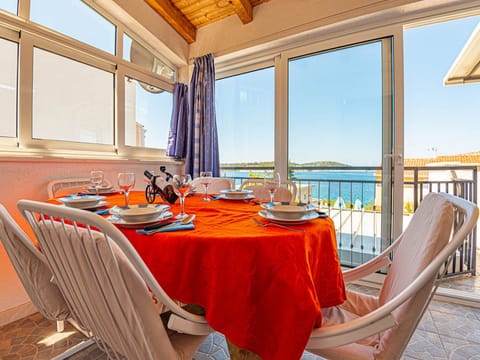 House (Three Bedroom Holiday Home with Swimm) | Dining room