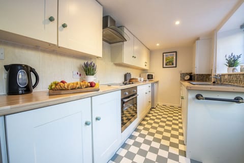 Ground floor: Well equipped kitchen