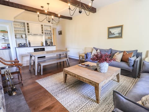 Cottage | Living area | Fireplace
