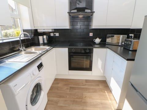 Cottage | Private kitchen | Fridge, electric kettle, toaster, cookware/dishes/utensils