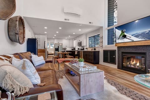 Spacious great room tastefully decorated