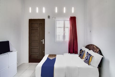 Economy Double Room | Desk, laptop workspace, bed sheets