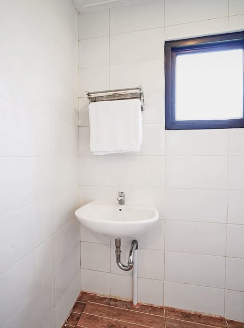 Shower, rainfall showerhead, towels, toilet paper