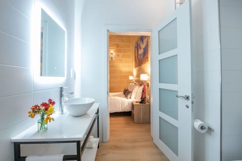 Basic Room | Bathroom | Shower, rainfall showerhead, free toiletries, hair dryer