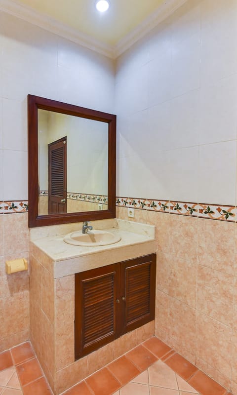 Deluxe Double Room | Bathroom | Shower, free toiletries, towels, toilet paper