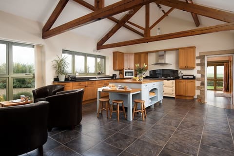 East Lodge, Yorkshire - spacious and well equipped kitchen with additional seating area