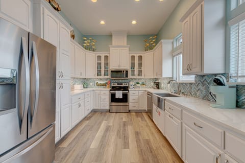 Kitchen - Sleek cabinetry and contemporary design