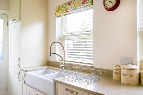 Double farmhouse sink w/ spray tap, integrated Boesch dishwasher, washer & dryer