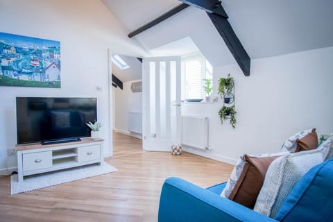 Penthouse At The Mews  - 2 Bed Pet Friendly Apartment - Tenby (27658)