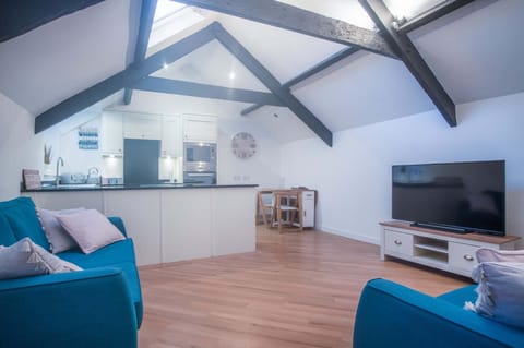 Penthouse At The Mews - 2 Bed Pet Friendly Apartment - Tenby (22827)