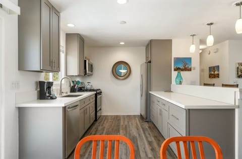 House, 3 Bedrooms | Private kitchen | Fridge, oven, coffee/tea maker