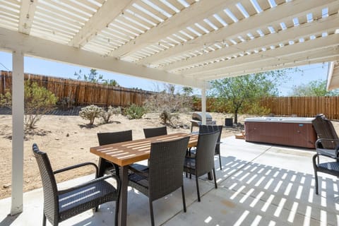 House, 3 Bedrooms | Outdoor dining