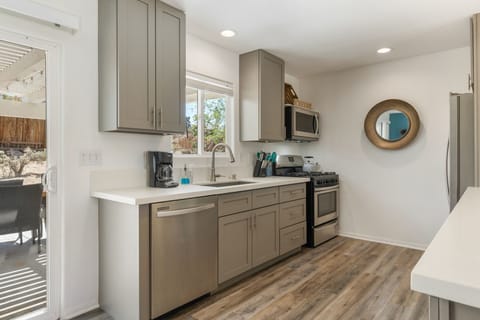 House, 3 Bedrooms | Private kitchen | Fridge, oven, coffee/tea maker