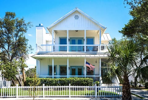 Welcome to Magnolia Charms!  2 story cottage in Crystal Beach in Destin 