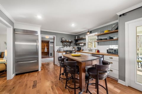 Fully Equipped Kitchen w/ Bar Seating for 3