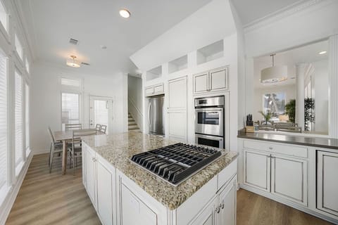 Lazy Bones - Crystal Beach - Kitchen & Dining Room