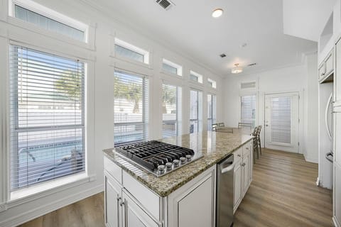 Lazy Bones - Crystal Beach - Kitchen