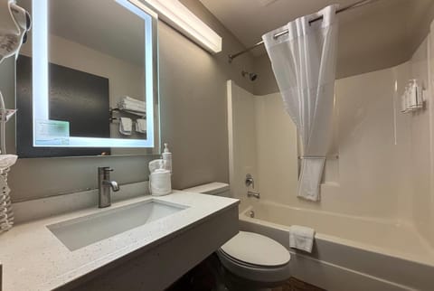 Combined shower/tub, free toiletries, hair dryer, towels