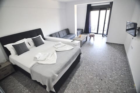 Luxury Studio Suite, 1 King Bed | Blackout drapes, iron/ironing board, free WiFi, bed sheets