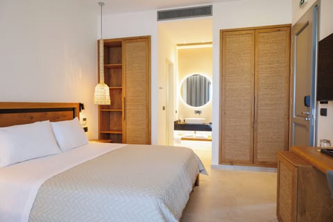 Deluxe Room, 1 King Bed, Balcony, Sea View | Premium bedding, minibar, in-room safe, desk