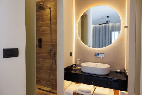 Family Room, Sea View | Bathroom | Shower, rainfall showerhead, free toiletries, hair dryer