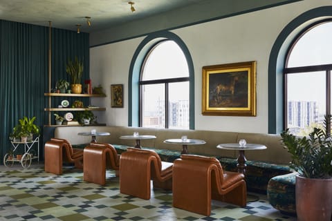 2 bars/lounges, cocktail bar, rooftop bar