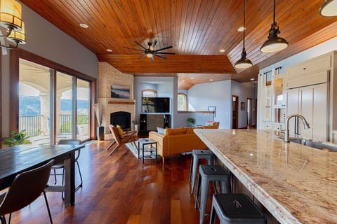 Living Area - Walker Luxury Vacation Rentals